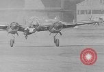 Standbild Deutsche Kriegsgefangene das Einsteigen in ein britisches Schiff Nordsee, 1941, aus Sekunde 59 historischem Filmmaterial Videoclip 65675046187
