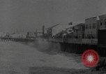 Image vagues dommages riverain de la propriété Redondo Beach California USA, 1940, de la seconde 5 séquences d'archives historiques vidéo 65675046230