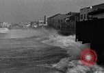 Image vagues dommages riverain de la propriété Redondo Beach California USA, 1940, de la seconde 8 séquences d'archives historiques vidéo 65675046230