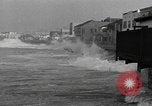 Image vagues dommages riverain de la propriété Redondo Beach California USA, 1940, de la seconde 9 séquences d'archives historiques vidéo 65675046230