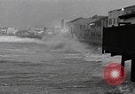 Image vagues dommages riverain de la propriété Redondo Beach California USA, 1940, de la seconde 10 séquences d'archives historiques vidéo 65675046230