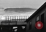 Image vagues dommages riverain de la propriété Redondo Beach California USA, 1940, de la seconde 13 séquences d'archives historiques vidéo 65675046230