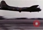 Standbild Memphis Belle summt Airfield United States USA, 1943, aus Sekunde 18 historischem Filmmaterial Videoclip 65675046275