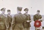 Standbild Memphis Belle crew dekoriert europäische Theater, 1943, aus Sekunde 4 historischem Filmmaterial Videoclip 65675046293