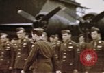 Standbild Memphis Belle crew dekoriert europäische Theater, 1943, aus Sekunde 16 historischem Filmmaterial Videoclip 65675046293