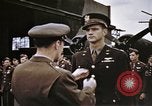 Standbild Memphis Belle crew dekoriert europäische Theater, 1943, aus Sekunde 53 historischem Filmmaterial Videoclip 65675046293