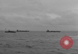 Immagine di US Navy Landing Craft sul D-Day Canale in inglese, 1944, secondo 6 filmato di repertorio 65675046304