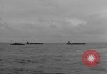 Immagine di US Navy Landing Craft sul D-Day Canale in inglese, 1944, secondo 8 filmato di repertorio 65675046304