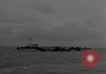 Immagine di US Navy Landing Craft sul D-Day Canale in inglese, 1944, secondo 19 filmato di repertorio 65675046304
