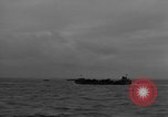 Immagine di US Navy Landing Craft sul D-Day Canale in inglese, 1944, secondo 33 filmato di repertorio 65675046304