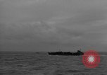 Immagine di US Navy Landing Craft sul D-Day Canale in inglese, 1944, secondo 35 filmato di repertorio 65675046304