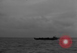 Immagine di US Navy Landing Craft sul D-Day Canale in inglese, 1944, secondo 40 filmato di repertorio 65675046304