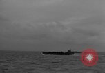 Immagine di US Navy Landing Craft sul D-Day Canale in inglese, 1944, secondo 41 filmato di repertorio 65675046304