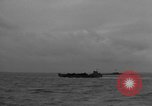 Immagine di US Navy Landing Craft sul D-Day Canale in inglese, 1944, secondo 43 filmato di repertorio 65675046304