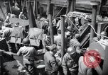 Immagine di Noi 1 soldati di fanteria a bordo delle navi ancorate in Inghilterra prima di D-Day Weymouth Inghilterra, 1944, secondo 9 filmato di repertorio 65675046308