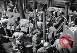 Immagine di Noi 1 soldati di fanteria a bordo delle navi ancorate in Inghilterra prima di D-Day Weymouth Inghilterra, 1944, secondo 10 filmato di repertorio 65675046308
