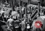 Immagine di Noi 1 soldati di fanteria a bordo delle navi ancorate in Inghilterra prima di D-Day Weymouth Inghilterra, 1944, secondo 12 filmato di repertorio 65675046308