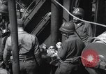 Immagine di Noi 1 soldati di fanteria a bordo delle navi ancorate in Inghilterra prima di D-Day Weymouth Inghilterra, 1944, secondo 17 filmato di repertorio 65675046308