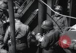Immagine di Noi 1 soldati di fanteria a bordo delle navi ancorate in Inghilterra prima di D-Day Weymouth Inghilterra, 1944, secondo 18 filmato di repertorio 65675046308