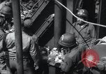 Immagine di Noi 1 soldati di fanteria a bordo delle navi ancorate in Inghilterra prima di D-Day Weymouth Inghilterra, 1944, secondo 19 filmato di repertorio 65675046308