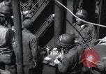 Immagine di Noi 1 soldati di fanteria a bordo delle navi ancorate in Inghilterra prima di D-Day Weymouth Inghilterra, 1944, secondo 20 filmato di repertorio 65675046308