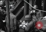 Immagine di Noi 1 soldati di fanteria a bordo delle navi ancorate in Inghilterra prima di D-Day Weymouth Inghilterra, 1944, secondo 21 filmato di repertorio 65675046308