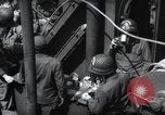 Immagine di Noi 1 soldati di fanteria a bordo delle navi ancorate in Inghilterra prima di D-Day Weymouth Inghilterra, 1944, secondo 22 filmato di repertorio 65675046308