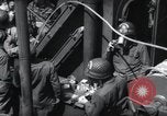 Immagine di Noi 1 soldati di fanteria a bordo delle navi ancorate in Inghilterra prima di D-Day Weymouth Inghilterra, 1944, secondo 23 filmato di repertorio 65675046308
