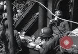 Immagine di Noi 1 soldati di fanteria a bordo delle navi ancorate in Inghilterra prima di D-Day Weymouth Inghilterra, 1944, secondo 24 filmato di repertorio 65675046308