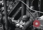 Immagine di Noi 1 soldati di fanteria a bordo delle navi ancorate in Inghilterra prima di D-Day Weymouth Inghilterra, 1944, secondo 25 filmato di repertorio 65675046308