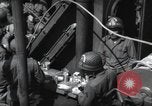 Immagine di Noi 1 soldati di fanteria a bordo delle navi ancorate in Inghilterra prima di D-Day Weymouth Inghilterra, 1944, secondo 26 filmato di repertorio 65675046308