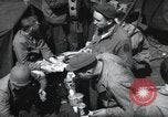 Immagine di Noi 1 soldati di fanteria a bordo delle navi ancorate in Inghilterra prima di D-Day Weymouth Inghilterra, 1944, secondo 27 filmato di repertorio 65675046308