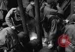 Immagine di Noi 1 soldati di fanteria a bordo delle navi ancorate in Inghilterra prima di D-Day Weymouth Inghilterra, 1944, secondo 39 filmato di repertorio 65675046308