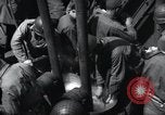 Immagine di Noi 1 soldati di fanteria a bordo delle navi ancorate in Inghilterra prima di D-Day Weymouth Inghilterra, 1944, secondo 40 filmato di repertorio 65675046308