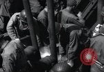 Immagine di Noi 1 soldati di fanteria a bordo delle navi ancorate in Inghilterra prima di D-Day Weymouth Inghilterra, 1944, secondo 41 filmato di repertorio 65675046308