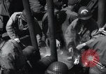 Immagine di Noi 1 soldati di fanteria a bordo delle navi ancorate in Inghilterra prima di D-Day Weymouth Inghilterra, 1944, secondo 44 filmato di repertorio 65675046308