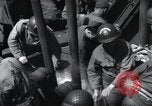 Immagine di Noi 1 soldati di fanteria a bordo delle navi ancorate in Inghilterra prima di D-Day Weymouth Inghilterra, 1944, secondo 45 filmato di repertorio 65675046308