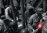 Immagine di Noi 1 soldati di fanteria a bordo delle navi ancorate in Inghilterra prima di D-Day Weymouth Inghilterra, 1944, secondo 46 filmato di repertorio 65675046308
