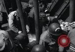 Immagine di Noi 1 soldati di fanteria a bordo delle navi ancorate in Inghilterra prima di D-Day Weymouth Inghilterra, 1944, secondo 47 filmato di repertorio 65675046308