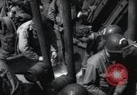 Immagine di Noi 1 soldati di fanteria a bordo delle navi ancorate in Inghilterra prima di D-Day Weymouth Inghilterra, 1944, secondo 49 filmato di repertorio 65675046308