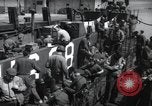 Immagine di Noi 1 soldati di fanteria a bordo delle navi ancorate in Inghilterra prima di D-Day Weymouth Inghilterra, 1944, secondo 50 filmato di repertorio 65675046308