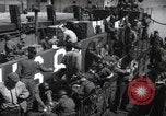Immagine di Noi 1 soldati di fanteria a bordo delle navi ancorate in Inghilterra prima di D-Day Weymouth Inghilterra, 1944, secondo 51 filmato di repertorio 65675046308