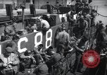 Immagine di Noi 1 soldati di fanteria a bordo delle navi ancorate in Inghilterra prima di D-Day Weymouth Inghilterra, 1944, secondo 53 filmato di repertorio 65675046308