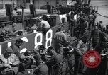 Immagine di Noi 1 soldati di fanteria a bordo delle navi ancorate in Inghilterra prima di D-Day Weymouth Inghilterra, 1944, secondo 54 filmato di repertorio 65675046308