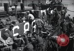Immagine di Noi 1 soldati di fanteria a bordo delle navi ancorate in Inghilterra prima di D-Day Weymouth Inghilterra, 1944, secondo 55 filmato di repertorio 65675046308