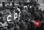 Immagine di Noi 1 soldati di fanteria a bordo delle navi ancorate in Inghilterra prima di D-Day Weymouth Inghilterra, 1944, secondo 56 filmato di repertorio 65675046308