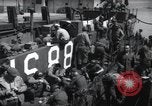 Immagine di Noi 1 soldati di fanteria a bordo delle navi ancorate in Inghilterra prima di D-Day Weymouth Inghilterra, 1944, secondo 57 filmato di repertorio 65675046308