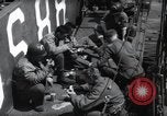 Immagine di Noi 1 soldati di fanteria a bordo delle navi ancorate in Inghilterra prima di D-Day Weymouth Inghilterra, 1944, secondo 60 filmato di repertorio 65675046308