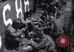 Immagine di Noi 1 soldati di fanteria a bordo delle navi ancorate in Inghilterra prima di D-Day Weymouth Inghilterra, 1944, secondo 61 filmato di repertorio 65675046308