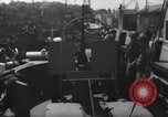 Standbild US Coast Gardisten erklären Betrieb von 20mm Flak vor Weymouth England, 1944, aus Sekunde 1 historischem Filmmaterial Videoclip 65675046310